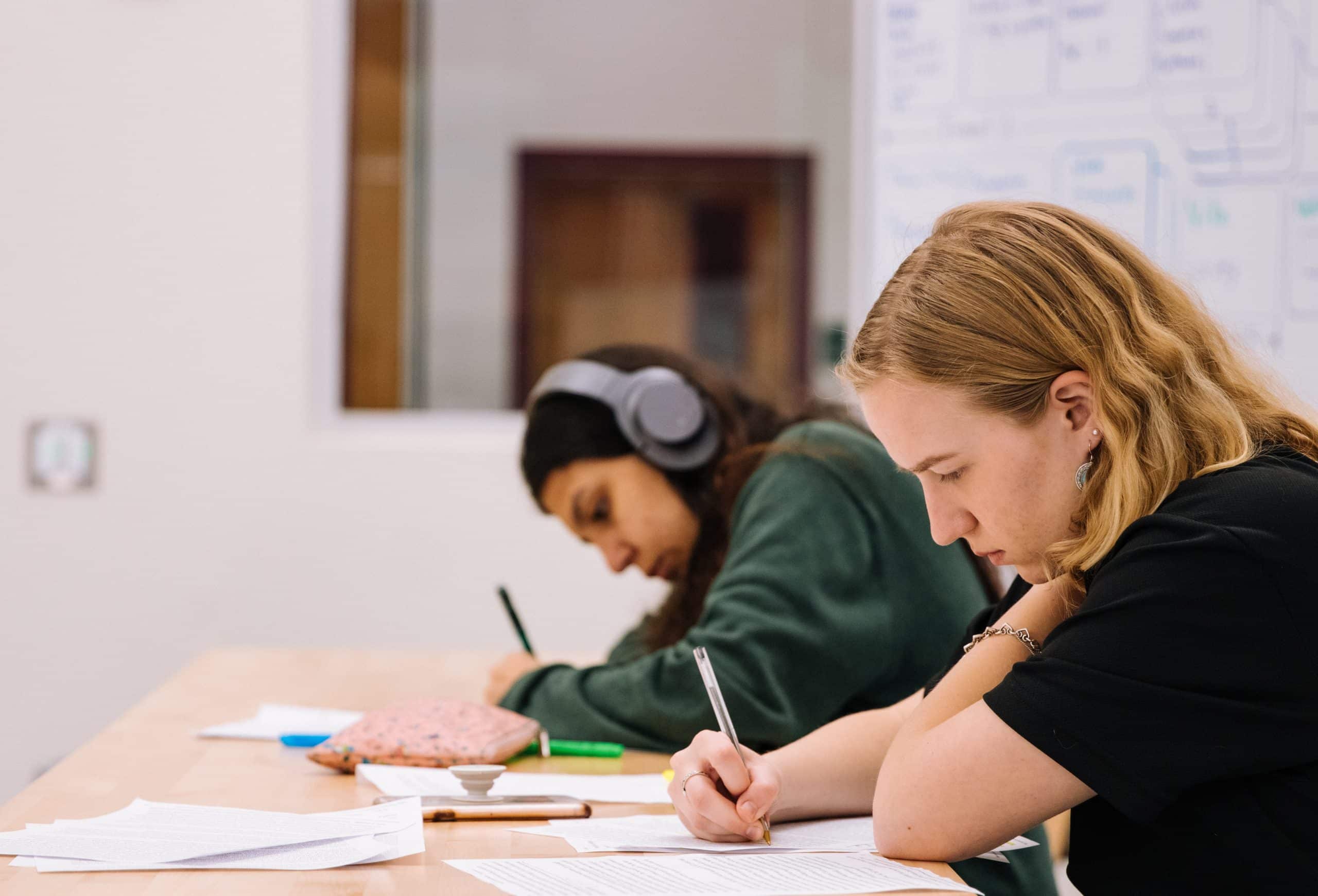 Få de rigtige skolemøbler til eleverne