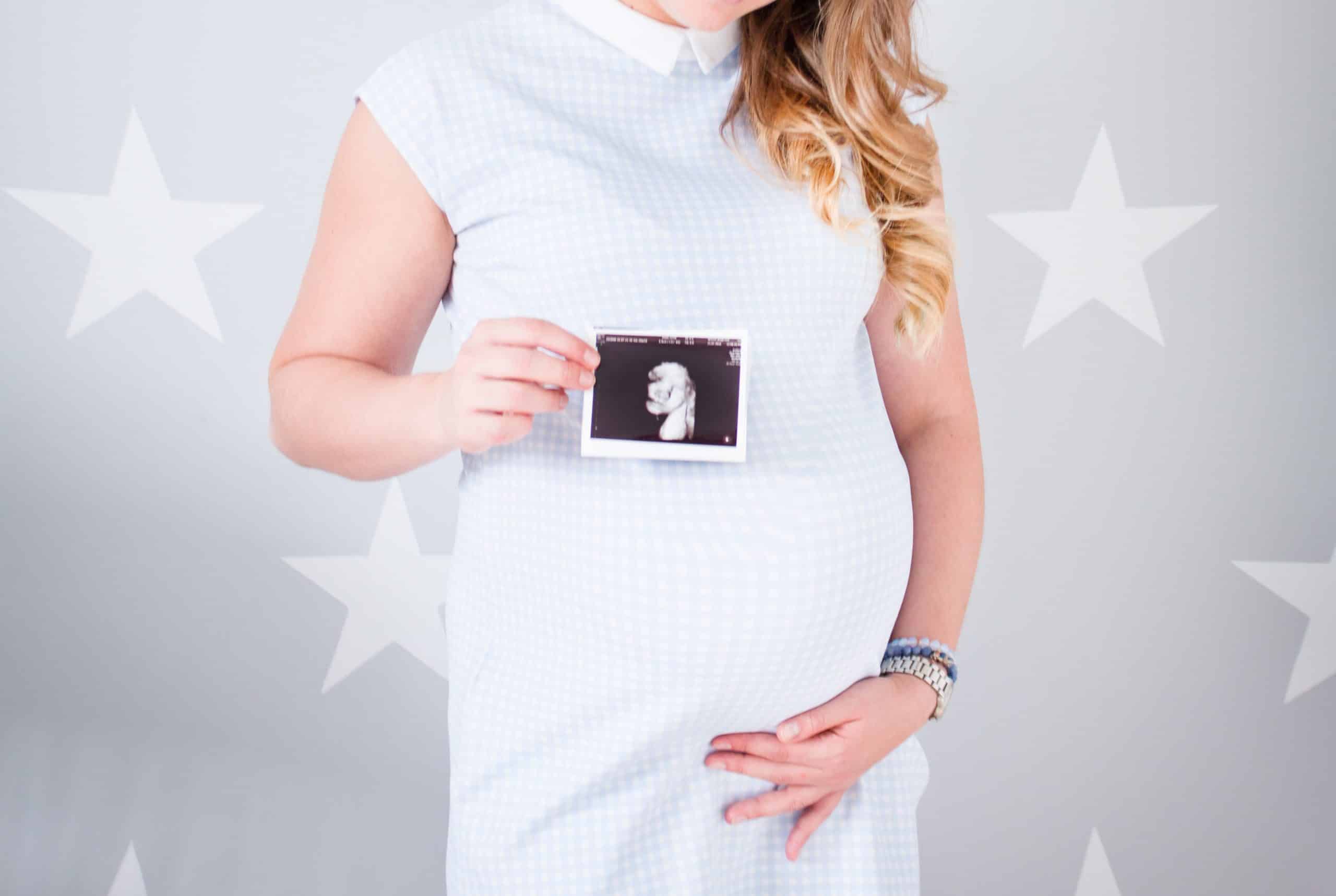 Sjove måder at fortælle sin mor, at man er gravid på